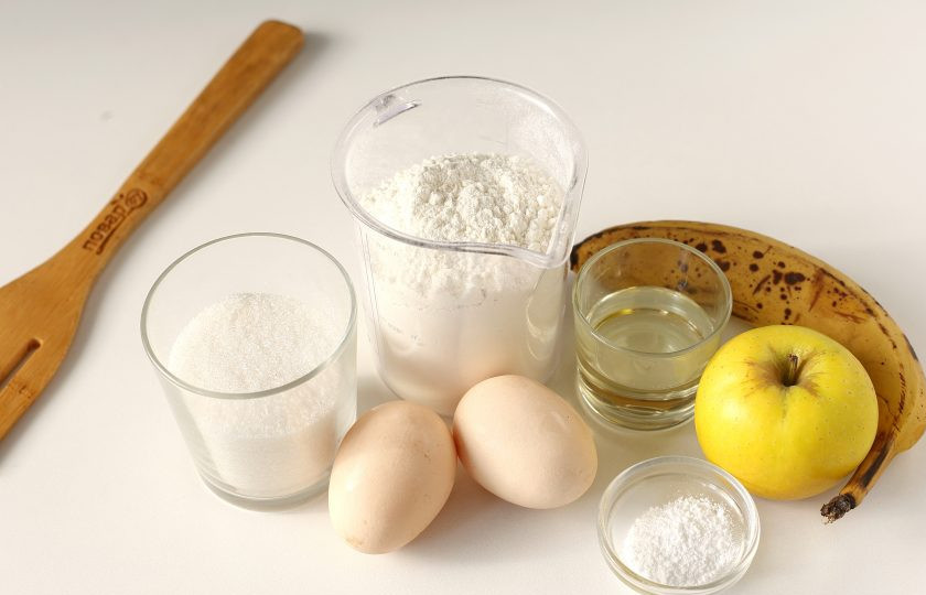 1. Этап. Бананово-яблочный кекс: Подготовьте все ингредиенты.