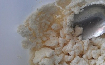 1. Этап. Сырники творожные с манкой: В большой миске смешайте творог (лучше выбирать домашний, натуральный), сахар и манку. Если у вас получилась слишком жидкая масса, то просто добавьте еще манной крупы. Тщательно перемешайте все ингредиенты.