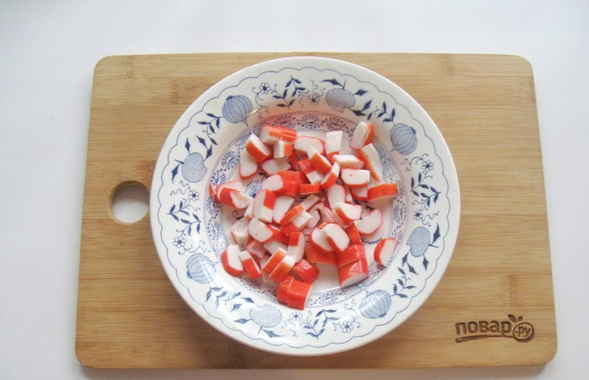 1. Этап. Салат-коктейль с крабовыми палочками: Крабовые палочки нарежьте небольшими кубиками.