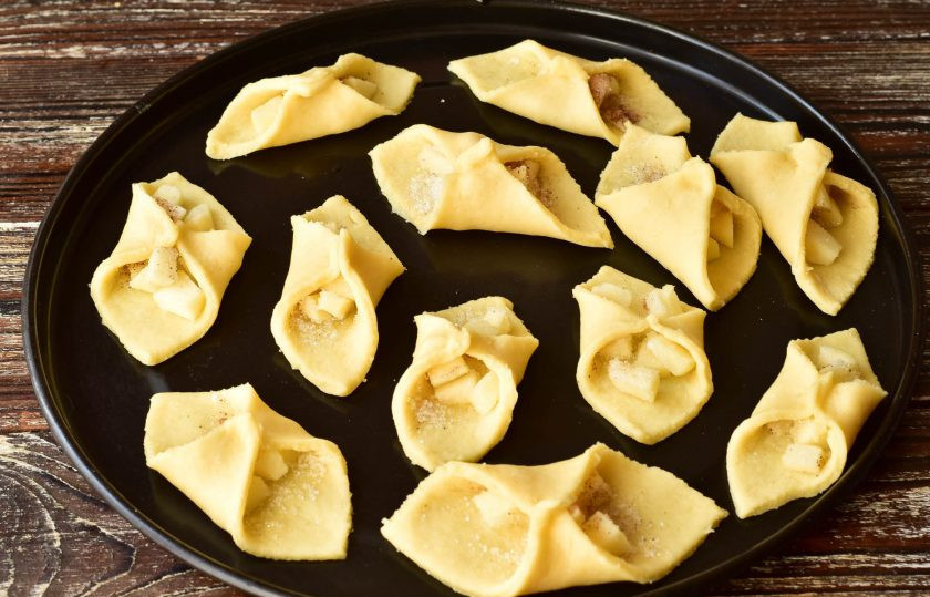 1. Этап. Печенье Творожные платочки: Выложите печенье на противень.