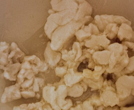 1. Этап. Салат из трёх ингредиентов: В салатнице размять процеженную печень трески.