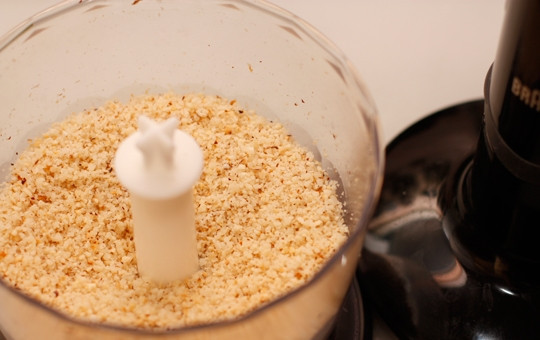 1. Этап. Рулеты из индейки с начинкой: 4. Измельчите в крошку.