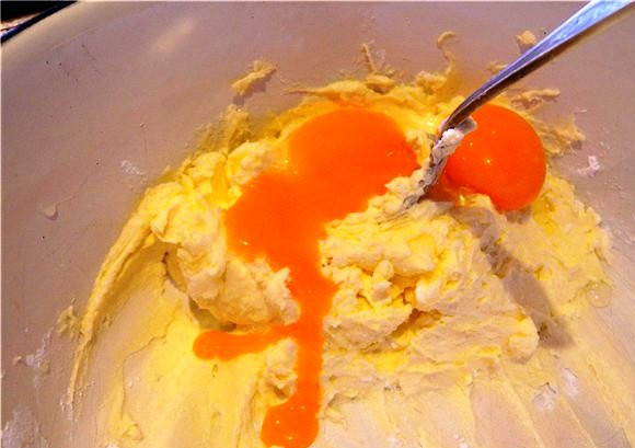 1. Этап. Орешки на десерт: Смешайте размягченный маргарин, сахарную пудру, яичные желтки, щепотку соли и щепотку соды, погашенную лимонным соком.