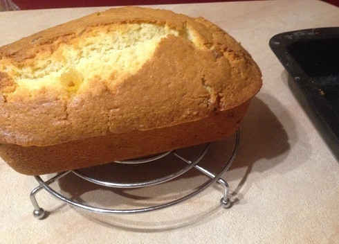 1. Этап. Кекс с клюквой и цукатами Новогодний: И выпекаем в разогретой до 180-190 градусов духовке 1 час или чуть больше. Готовность кекса проверяем деревянной зубочисткой.