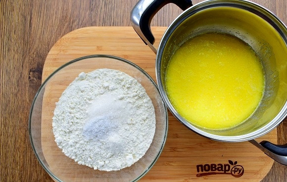 1. Этап. Исландский рождественский хлеб: Сухие ингредиенты соедините и просейте в миску. Молоко доведите до кипения, снимите с огня и растопите в нем сливочное масло.