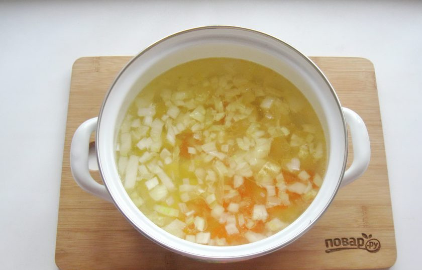 1. Этап. Рассольник с индейкой: Добавьте лук с морковью в кастрюлю.