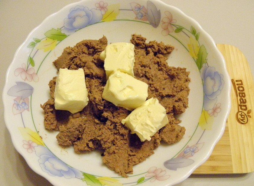 1. Этап. Печеночный паштет классический: Добавьте мягкое сливочное масло в теплый паштет. Перемешайте хорошо, чтобы масло полностью растворилось.