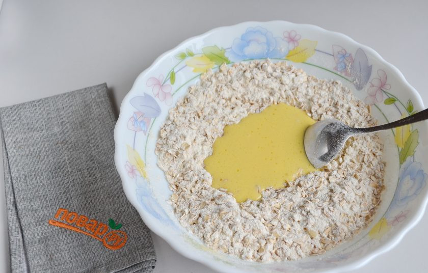 1. Этап. Пирог с овсяными хлопьями и творогом: 3. Сливочное масло поставьте на 30 секунд в микроволновку, растопите. Влейте его к сухим ингредиентам.
