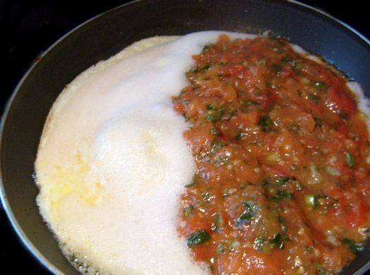 1. Этап. Омлет фаршированный: Когда низ омлета загустеет, а верх будет еще немного жидким, выкладываем на одну половину омлета приготовленную начинку и накрываем второй половиной. Закрываем сковороду крышкой и жарим омлет до полной готовности.