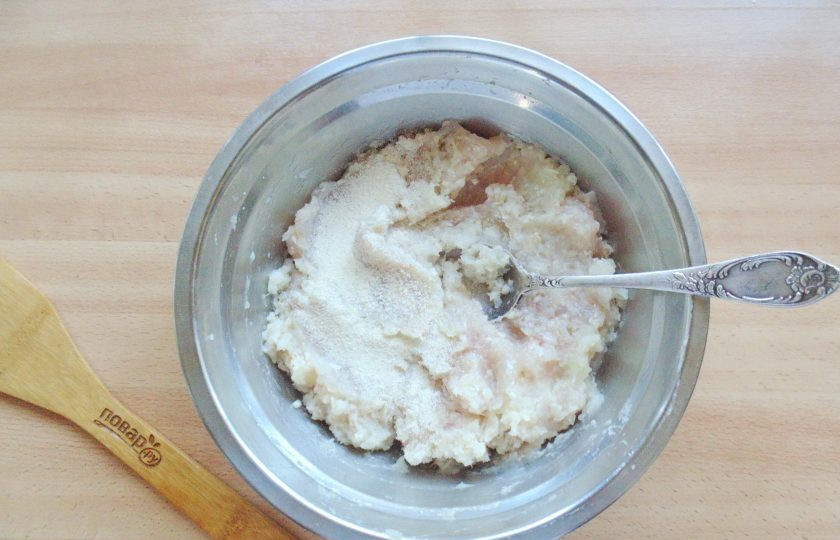 1. Этап. Зразы из судака: Добавьте манную крупу.