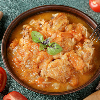 Курица тушёная с помидорами и луком