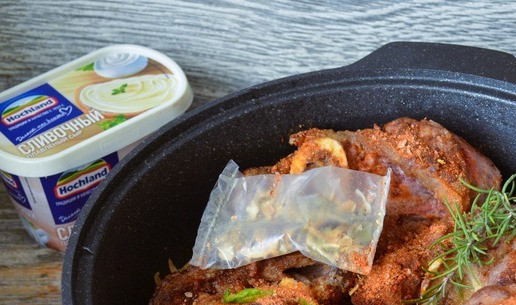 1. Этап. Говяжья голяшка в сливочно-овощном соусе: На овощи плотно разложить мясо, добавить чили, специи 