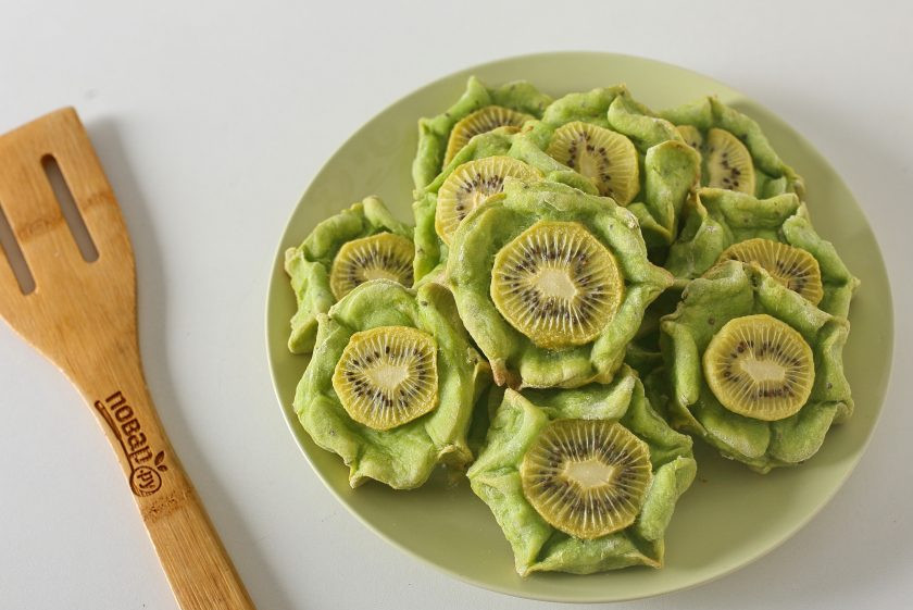 1. Этап. Печенье с киви: Готовое печенье с киви можно смазать жидким медом или посыпать сахарной пудрой.