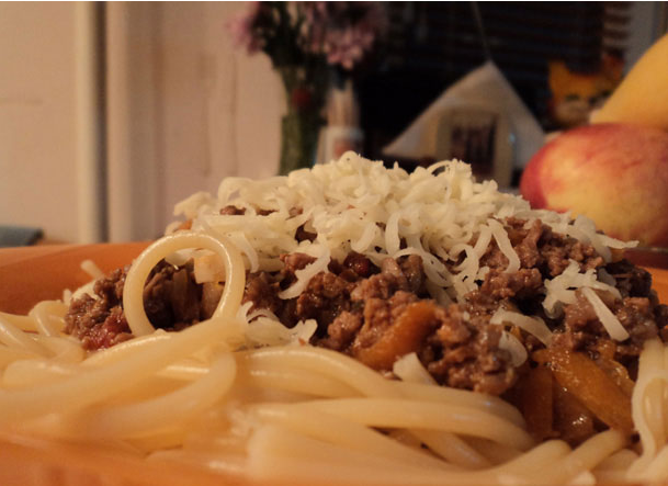 1. Этап. Макароны под соусом болоньезе: 4. Макароны раскладываем по тарелкам, выкладываем сверху соус и обильно посыпаем сыром. Приятного аппетита!