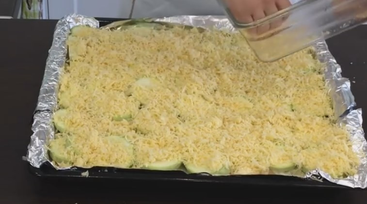 1. Этап. Куриная грудка под кабачками: 5. Кабачки очищать не надо, нарежьте их кольцами толщиной 1 см. и выложите поверх картошки. Сверху щедрым слоем посыпьте тертым сыром.