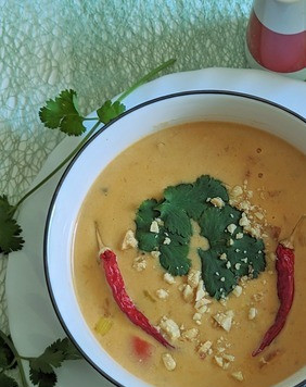 1. Этап. Курино-кокосовый суп по-тайски: Подавать, украсив кинзой, перцем чили и толчёными орехами.