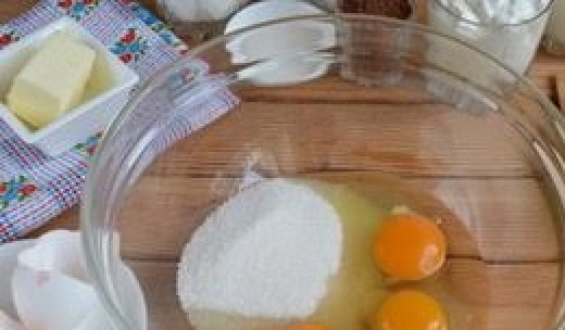 1. Этап. Торт Ванька кучерявый: 2. В глубокой таре соедините яйца с сахаром и миксером взбейте массу до светлой пышной пены, она увеличивается в объеме в несколько раз.