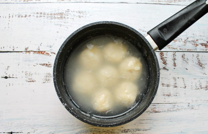 1. Этап. Ленивые вареники с малиной: В кастрюлю налейте воду, посолите и доведите до кипения. Выложите вареники в кипящую воду и варите после всплытия еще 1-2 минуты. Спустя время аккуратно достаньте и сразу подавайте к столу.