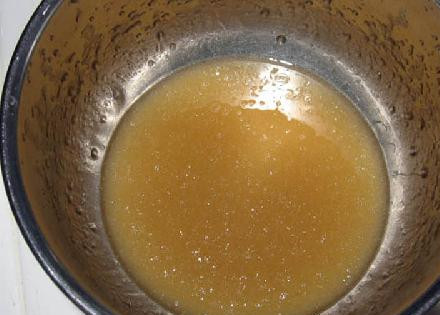 1. Этап. Тройной бобовый салат: Венчиком взбейте уксус и соевый соус. Медленно вливайте в смесь масло.