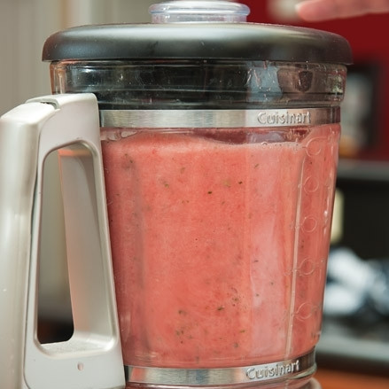 1. Этап. Коктейль из арбуза: 5. Взбейте все ингредиенты блендером до однородного пюре.