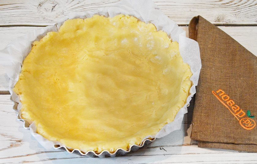 1. Этап. Яблочный пирог от Аллы Ковальчук: 7. Большую часть теста распределите по форме, смазанной маслом, формируя бортики.