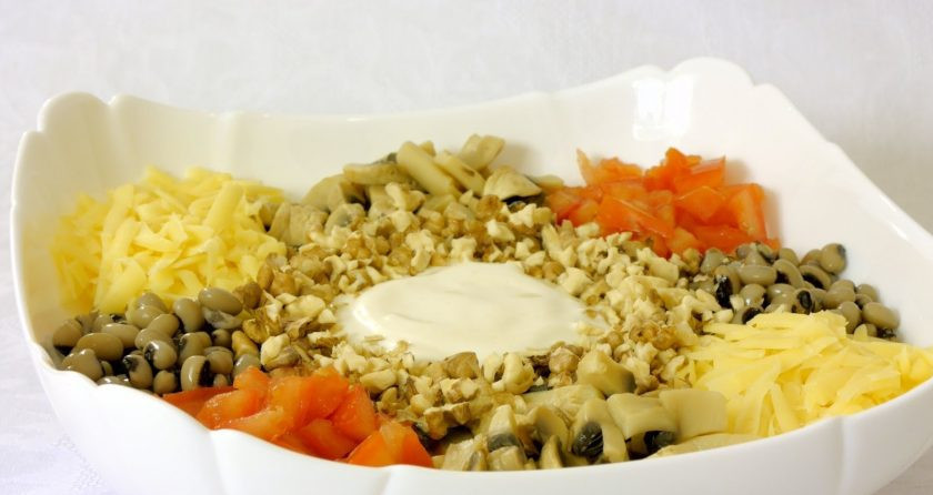 1. Этап. Салат Обед Цезаря: 3. На центр салата выложите майонез и посыпьте рублеными обжаренными грецкими орехами. Подав салат на стол, перемешайте его. Приятного аппетита!