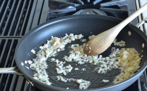 1. Этап. Киш без муки с брокколи: 1. Мелко нарежьте лук. Обжарьте его в течение 4-х минут, помешивая в разогретом масле.