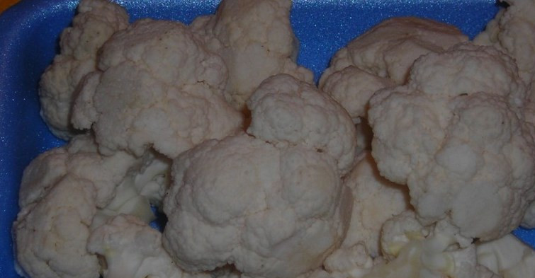 1. Этап. Куриная грудка с цветной капустой в духовке: Проварите капусту минут 5 в подсоленной воде.