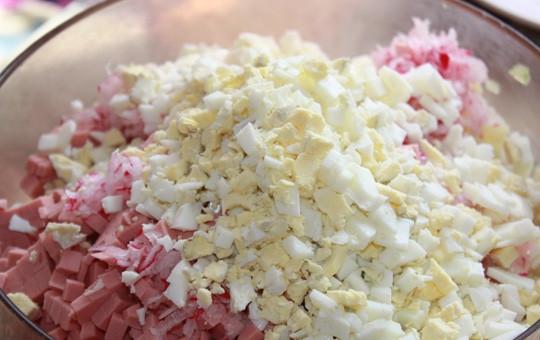 1. Этап. Холодник на квасе: Теперь мелко режем колбасу и очищенные яйца. Я считаю, что чем мельче все будет нарезано, тем вкуснее. И конечно, если уж использовать колбасу, то брать только самую лучшую, чтобы поменьше было всяких ненужных добавок.