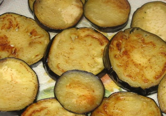 1. Этап. Баклажаны жареные Павлиний хвост: Потом выложите на салфетку, чтобы остатки масла стекли.