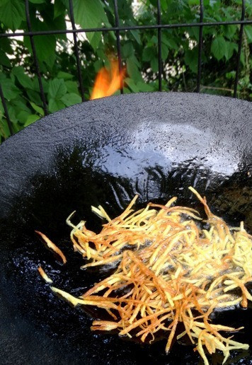 1. Этап. Хот-дог-гриль с картофелем пай: Жарить картофель в горячем масле, небольшими партиями до румяного состояния. В конце посолить.