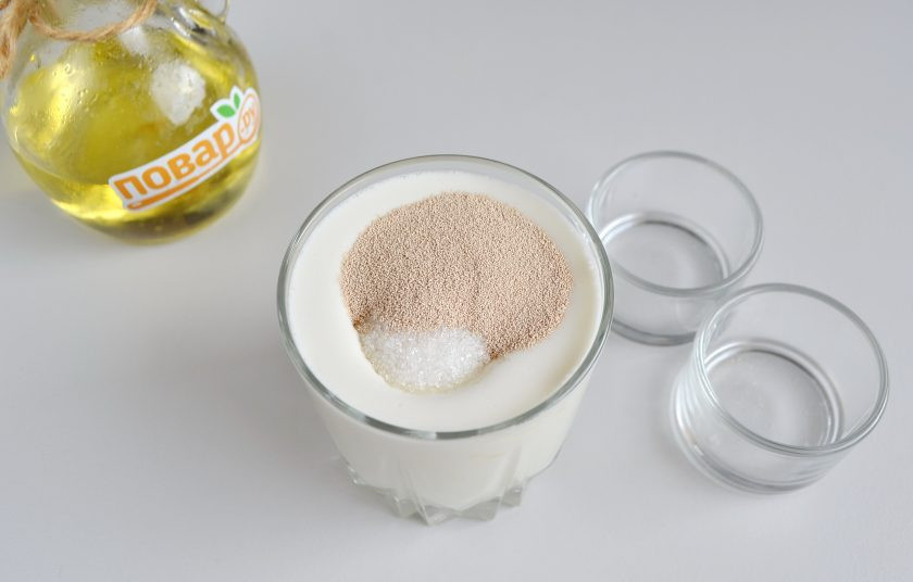 1. Этап. Дрожжевые лепешки с луком: 2. В теплое молоко положите сахар и дрожжи. Оставьте на 10 минут.