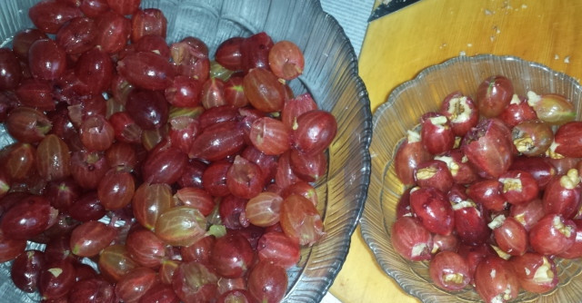 1. Этап. Царское варенье из крыжовника: Начините ягоды грецкими орехами.