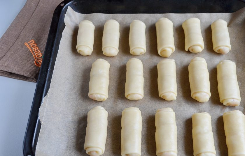 1. Этап. Вэрзэре: Выкладывайте рулетики на пергамент, смазывать ничего не нужно, тесто достаточно жирное.