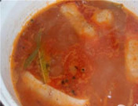 1. Этап. Суп фасолевый со свининой: 4. Пока бульон варится, приготовим бульон. Очистим морковь и лук, нарежем кусочками и поджарим. Через несколько минут добавим томатной пасты. Минуты три-четыре тушим еще. Бульон посолим, кладем туда зажарку, добавляем душистый перец, черный перец горошком, лавровый лист, три гвоздички и зерна кардамона. Подержим несколько минут на огне, затем суп выключаем и даем минут пятнадцать настояться.