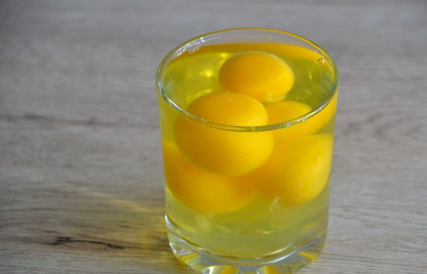 1. Этап. Профитроли с масляным кремом: Для удобства вбейте в стакан все яйца по рецепту.