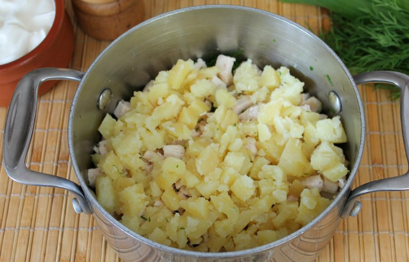 1. Этап. Холодный суп из шпината: Кладем в суп порезанный кубиками вареный картофель.