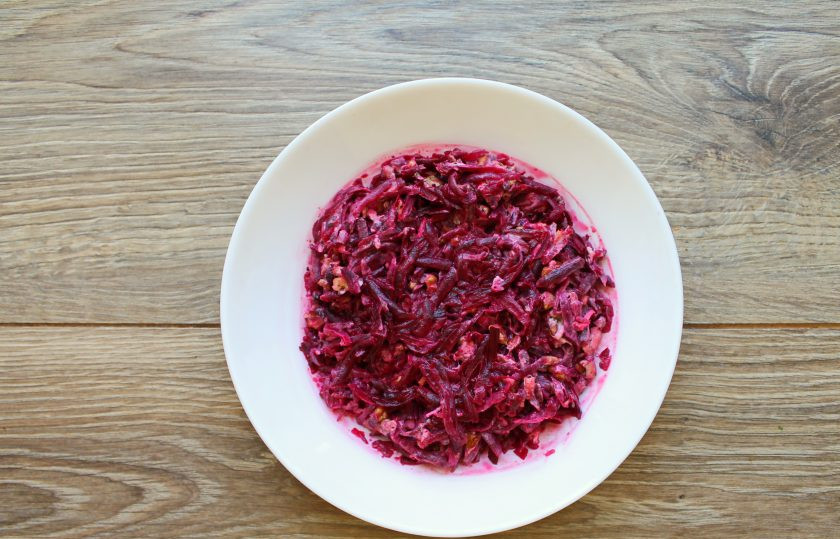 1. Этап. Свекла с грецким орехом и чесноком: Все посолите, добавьте майонез и перемешайте. Выложите свеклу с грецкими орехами и чесноком в салатник.