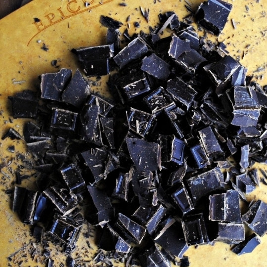 1. Этап. Крем для бисквитного торта: Шоколад покрошить.