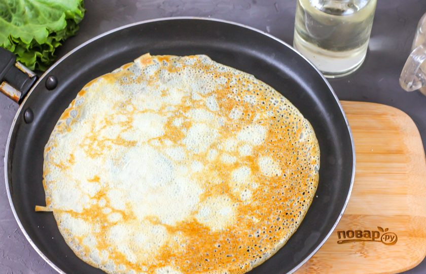 1. Этап. Блины с куриными желудками: Прогрейте сковороду и испеките румяные блины, обжаривая их по минуте с каждой стороны.