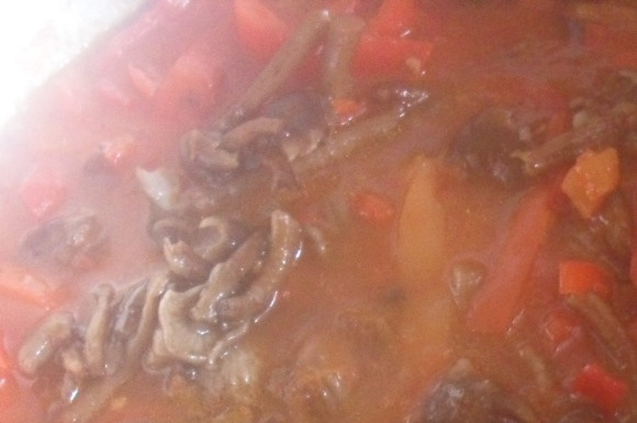 1. Этап. Маринованные опята в аэрогриле: Приготовим маринад: смешайте подсолнечное масло с соевым соусом, добавьте чеснок и петрушку, посолите. Приготовленным маринадом залейте грибы с перцем на 1 час.