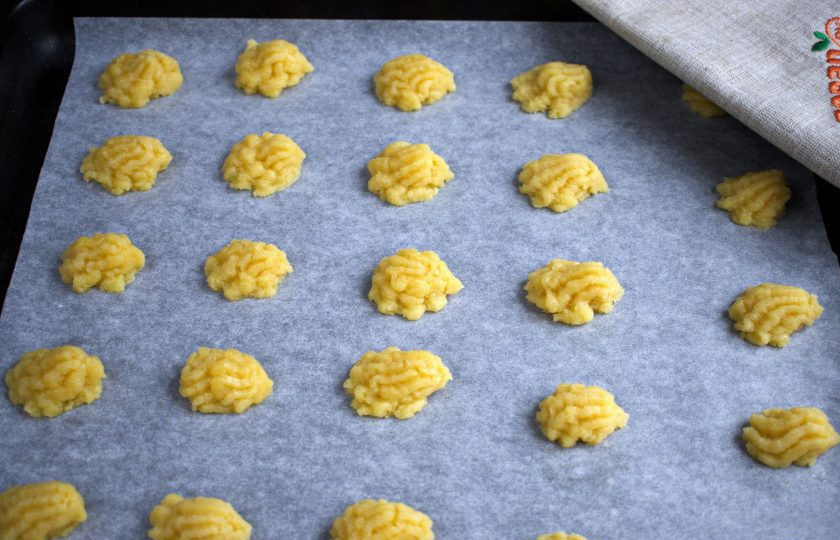 1. Этап. Домашнее масляное печенье: Тесто можно отсадить на пергамент для выпечки с помощью кондитерского мешка или шприца.