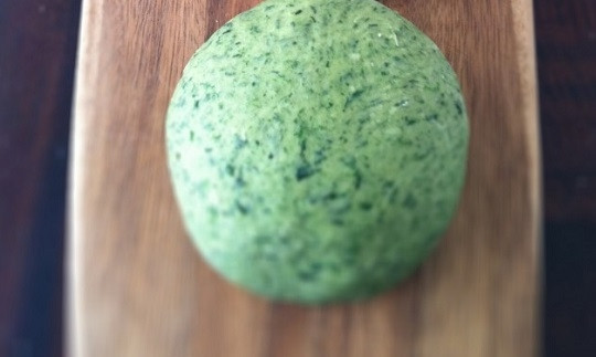 1. Этап. Шпинатная паста: 2. Добавьте пюре в муку и перемешайте. Вот такое тесто для шпинатной пасты у нас получилось. Оставьте его на столе на 10-15 минут, чтобы оно отдохнуло.