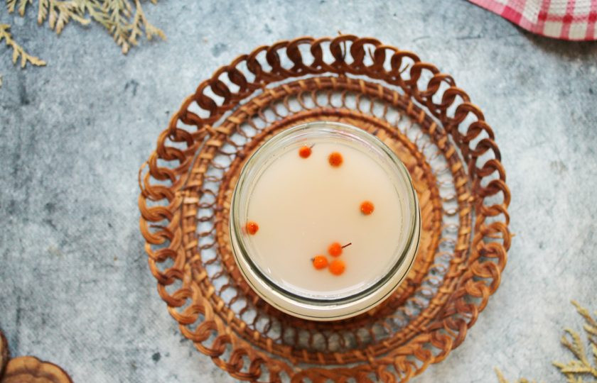 1. Этап. Рябиновый квас: Добавьте дрожжи и перемешайте до полного растворения. Накройте банку марлей и поставьте в теплое место на 2-3 дня для брожения.