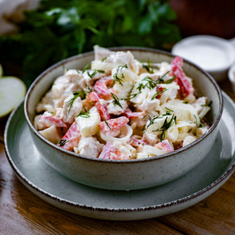 Салат с курицей, яблоком и перцем