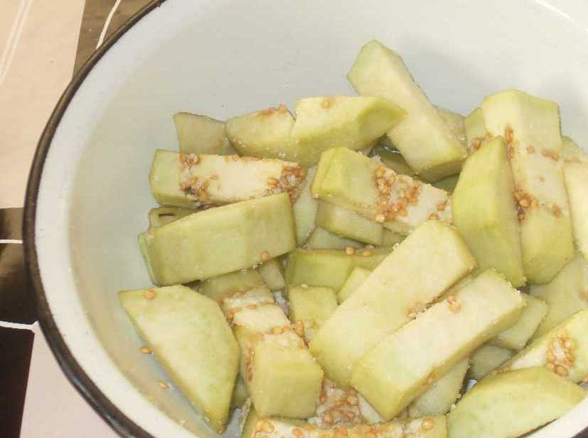 1. Этап. Жаркое из белых грибов: Баклажан порежьте, посыпьте солью и также отставьте. Через полчаса промойте проточной водой.