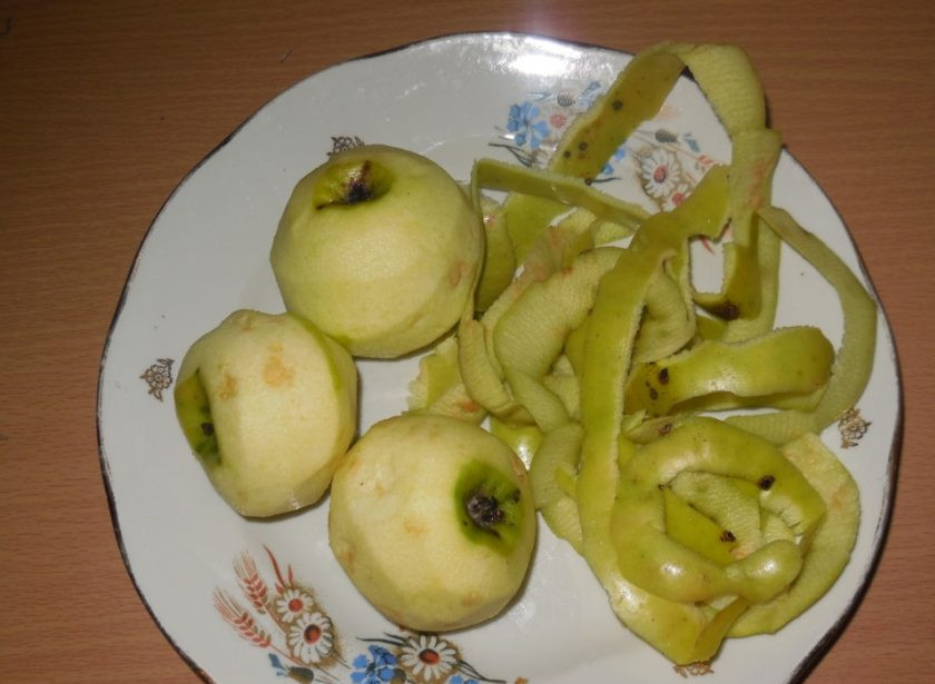 1. Этап. Оладьи на воде с яблоками: 4. Очищаем яблоки от кожуры. Лучше брать кисло-сладкие сорта. У меня были яблоки 