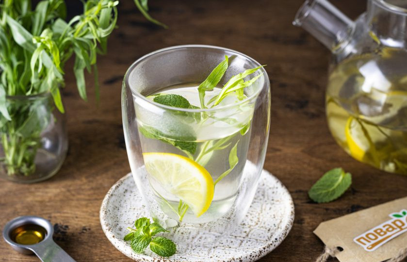 1. Этап. Чай с тархуном и мятой: Разлейте процеженный чай, добавьте подсластитель по вкусу.