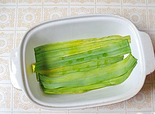 1. Этап. Рыбные стейки на листьях пража: 2. Для приготовления этого блюда праж подходит просто идеально. Его листья – плоские и широкие, с острым вкусом. Внутри глиняной кастрюльки смазываем растительным маслом, обрезаем листья по форме кастрюльки, и уложим на ее дно.