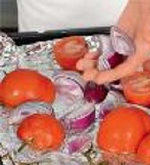 1. Этап. Домашний соус Барбекю из помидоров: 1. Хорошо промойте и почистите овощи. Помидоры после этого нужно разрезать пополам. Удалите плодоножку. Лук нарезать на небольшие дольки. Из перца удалите сердцевину и семена. В отдельной посуде все овощи смешать с уксусом, солью, сахаром и маслом. На противень застелить фольгу и выложить наши овощи. Духовку разогреть до 180 градусов. Поставьте овощи в духовку на полчаса.